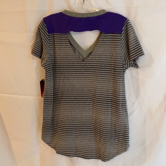 East Carolina University Pirates V neck T-shirt women’s size M New - Picture 5 of 6